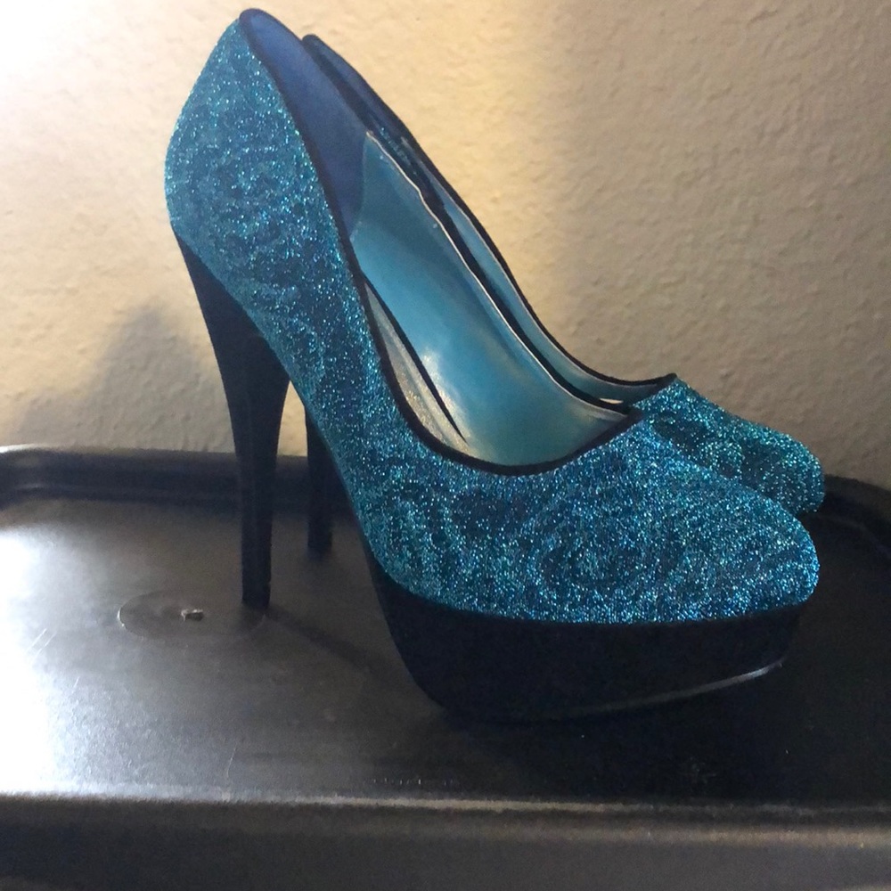 Blue /Teal please heel